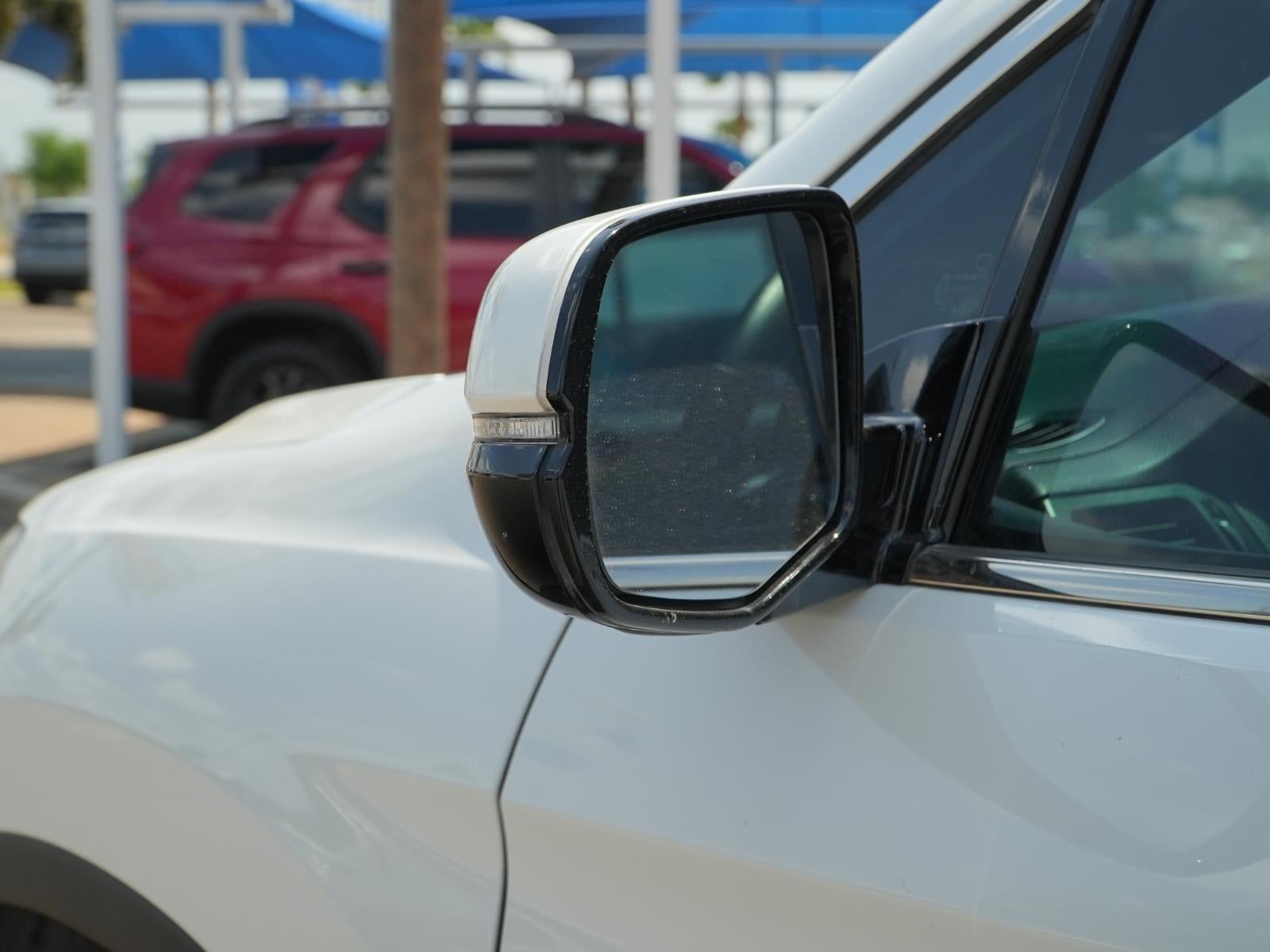 2022 Honda Pilot Touring w/Rear Captain's Chairs