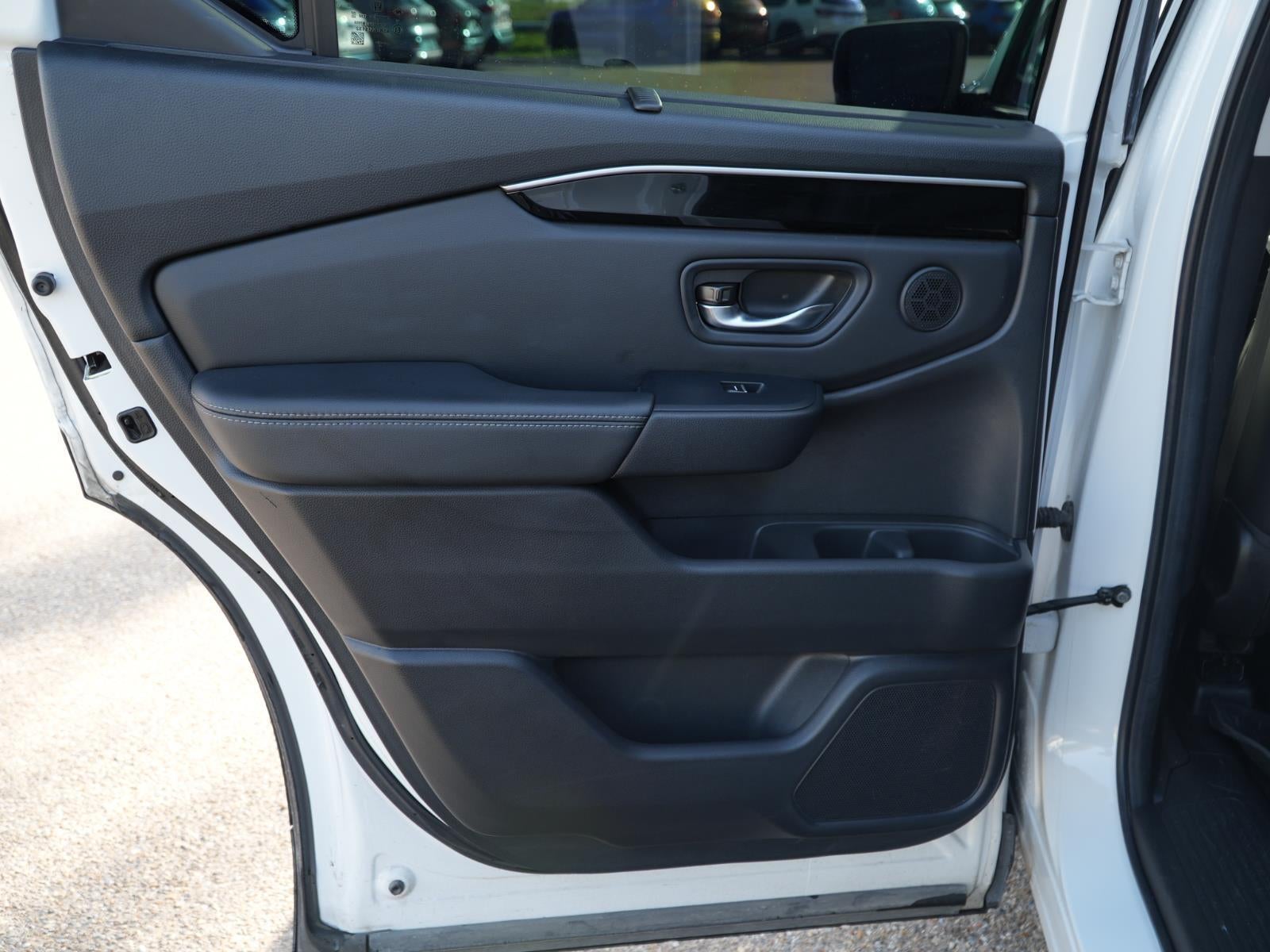 2023 Honda Pilot EX-L w/Rear Captain's Chairs