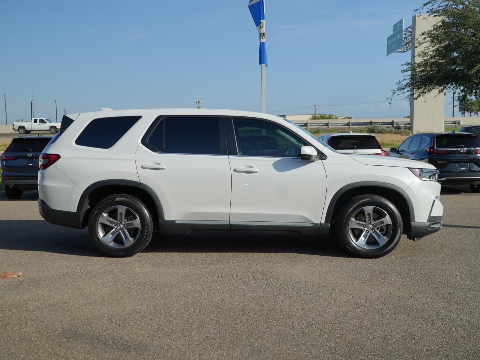 2023 Honda Pilot EX-L w/Rear Captain's Chairs
