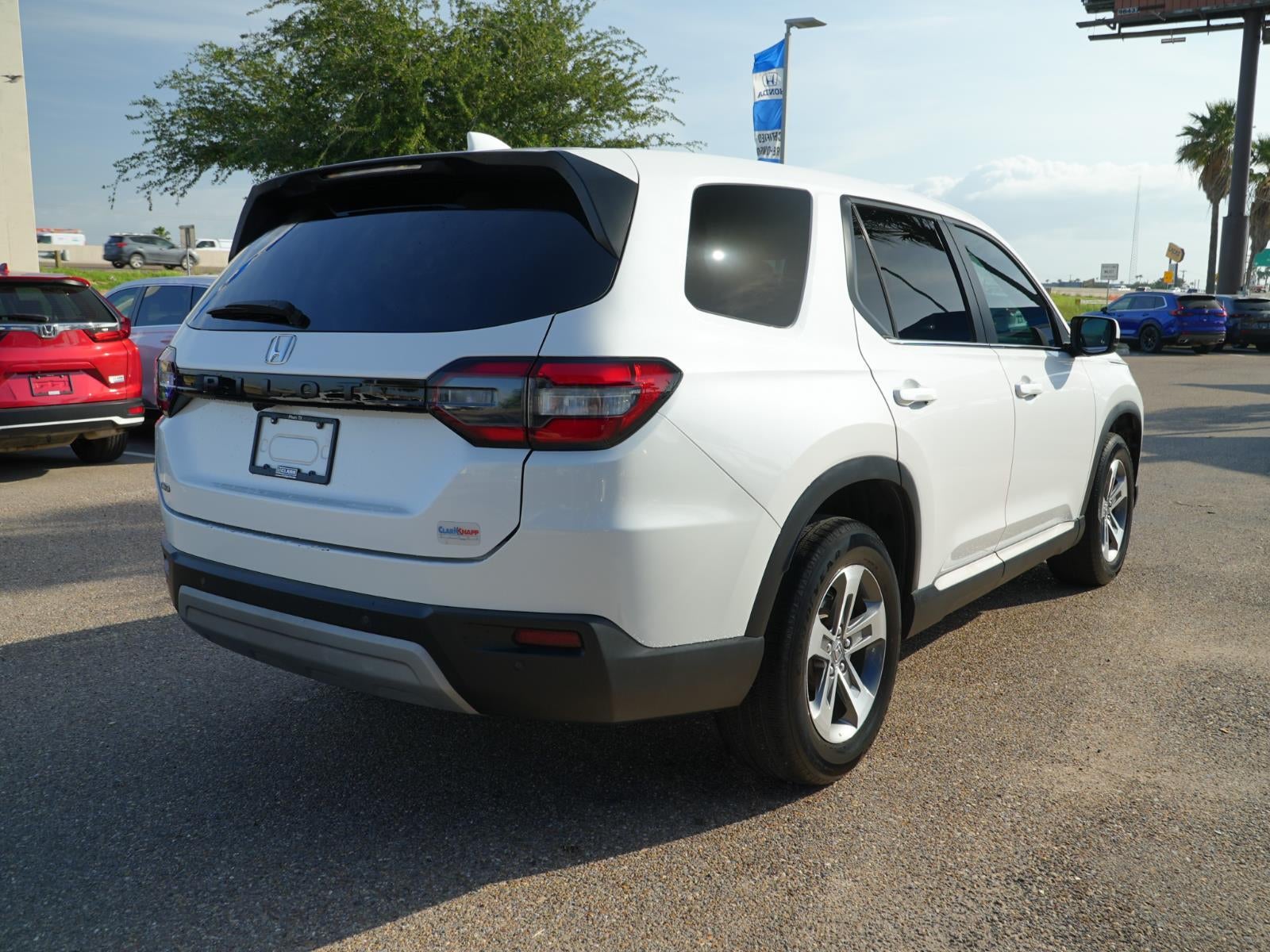 2023 Honda Pilot EX-L w/Rear Captain's Chairs