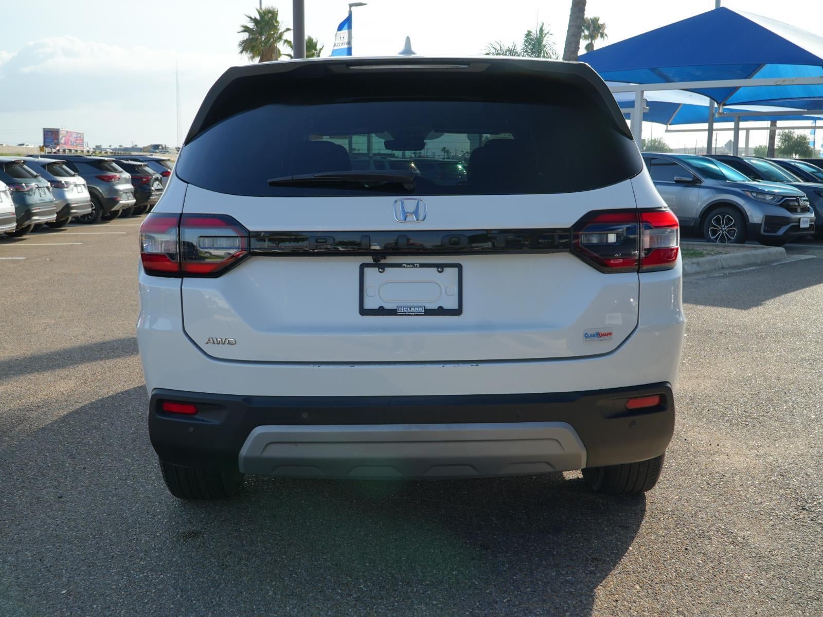 2023 Honda Pilot EX-L w/Rear Captain's Chairs