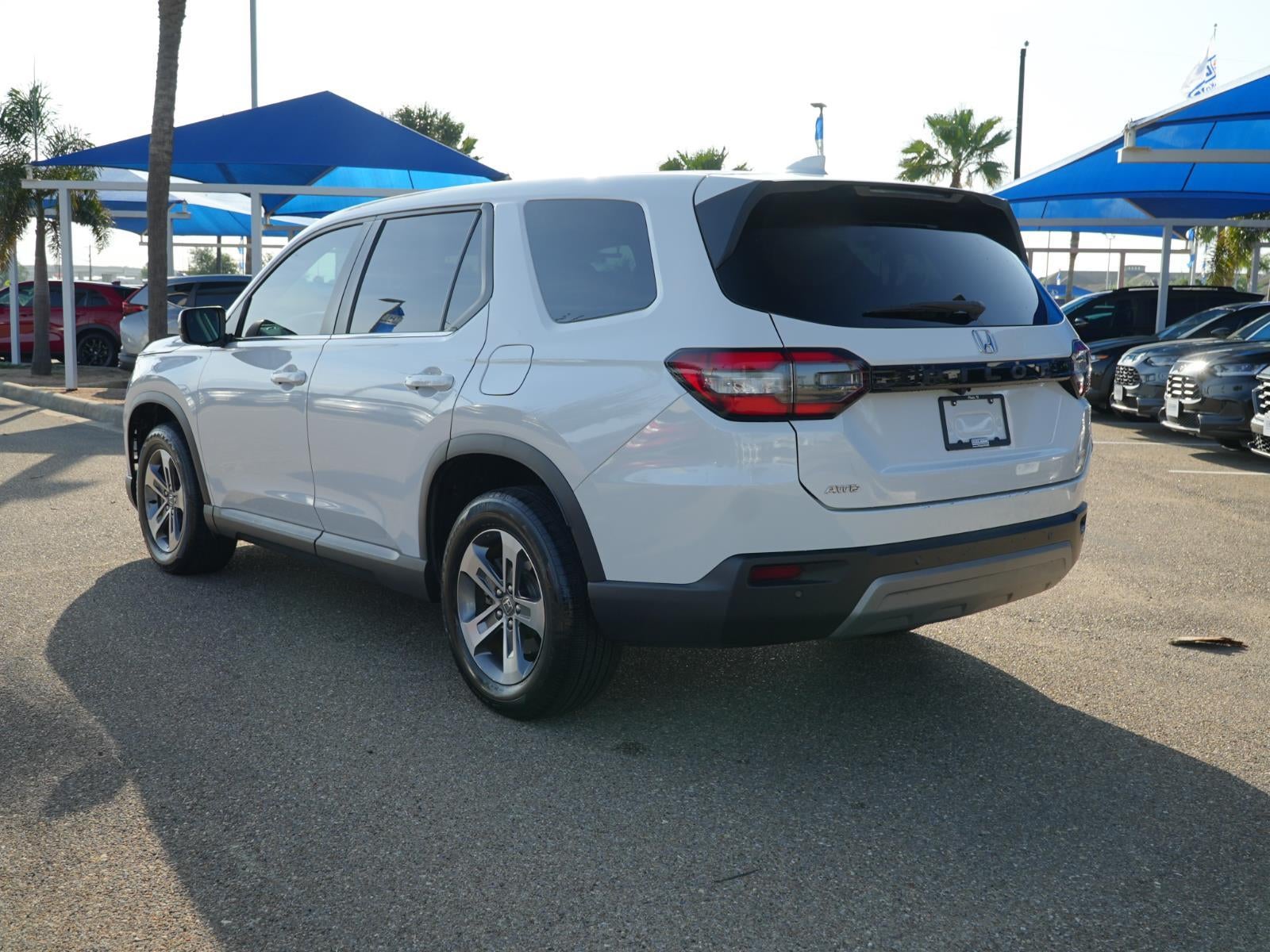 2023 Honda Pilot EX-L w/Rear Captain's Chairs