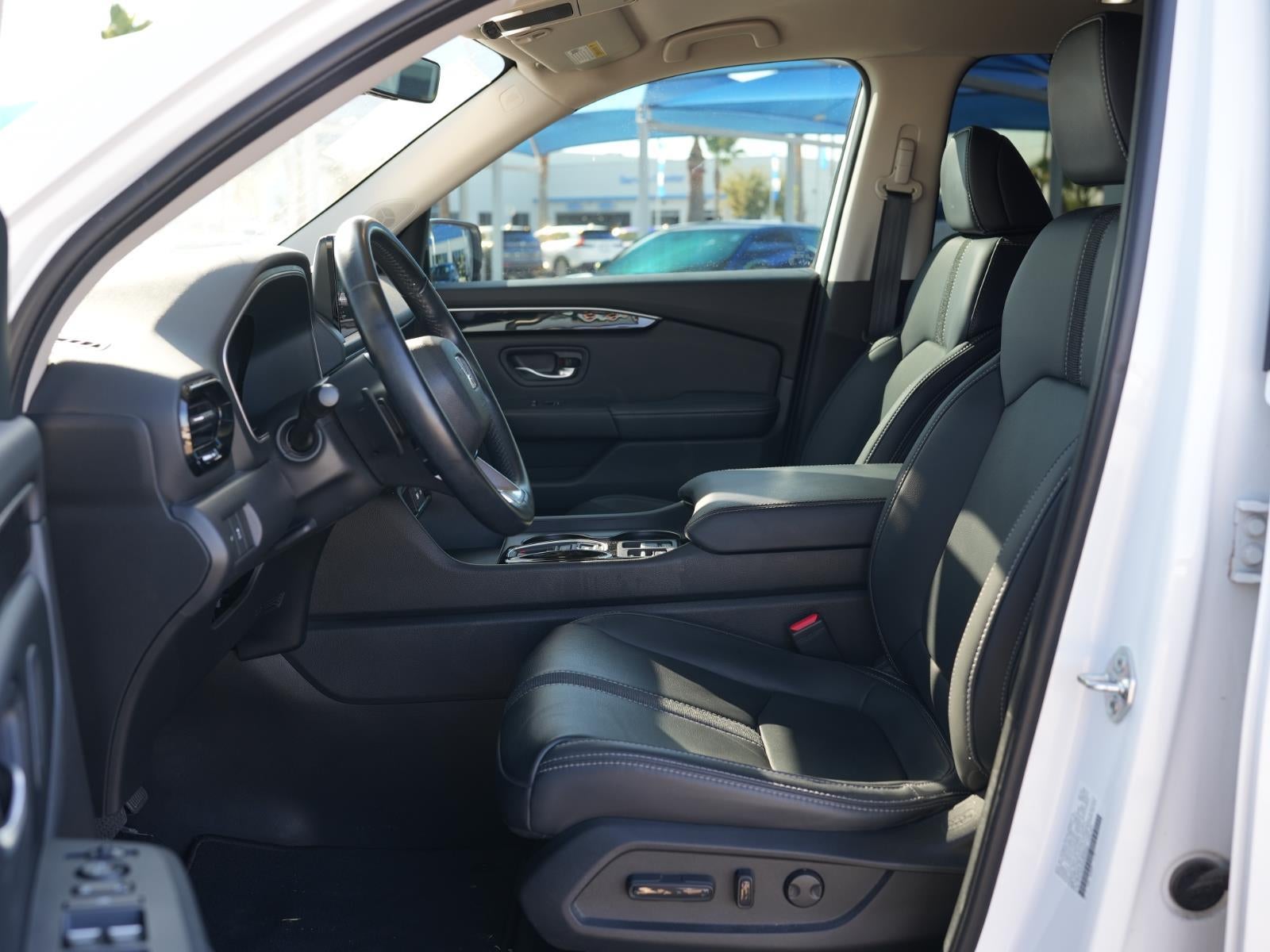 2023 Honda Pilot EX-L w/Rear Captain's Chairs