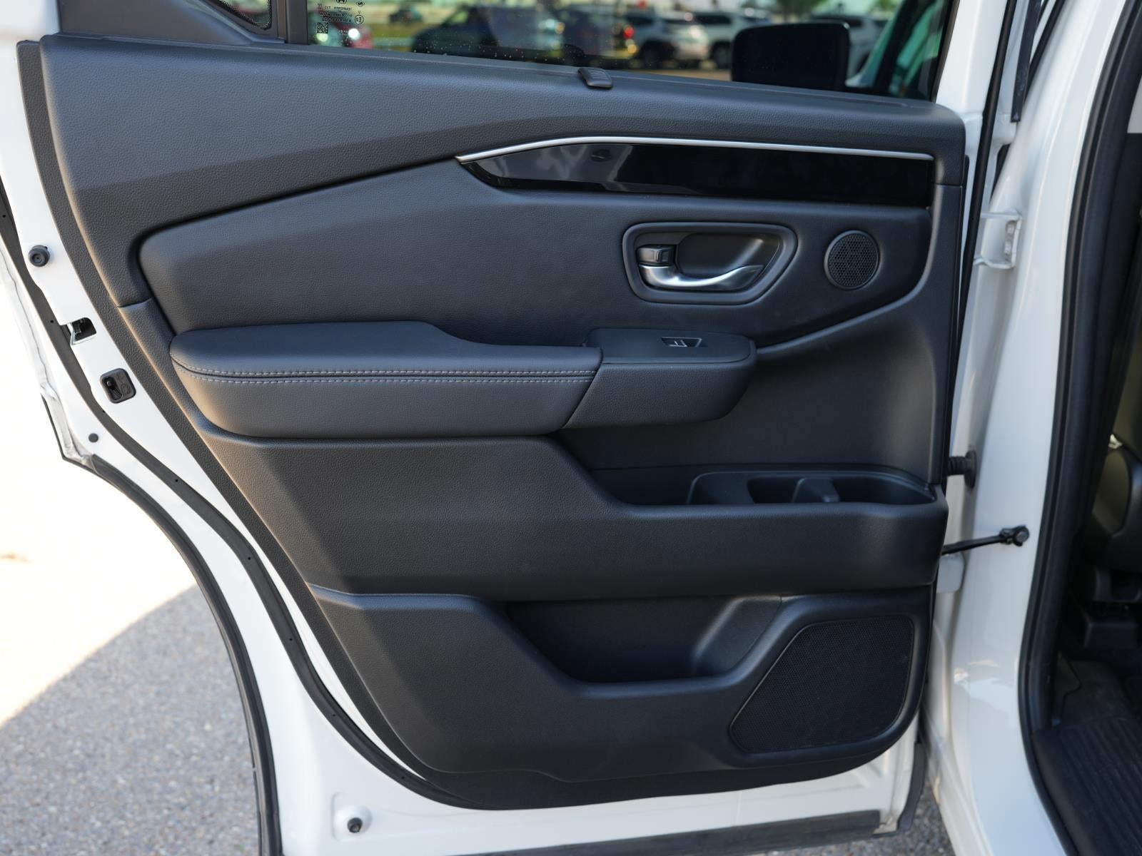 2023 Honda Pilot EX-L w/Rear Captain's Chairs