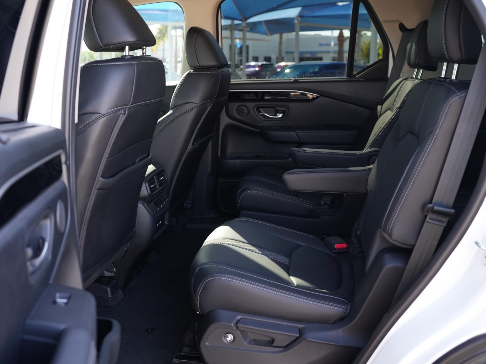 2023 Honda Pilot EX-L w/Rear Captain's Chairs
