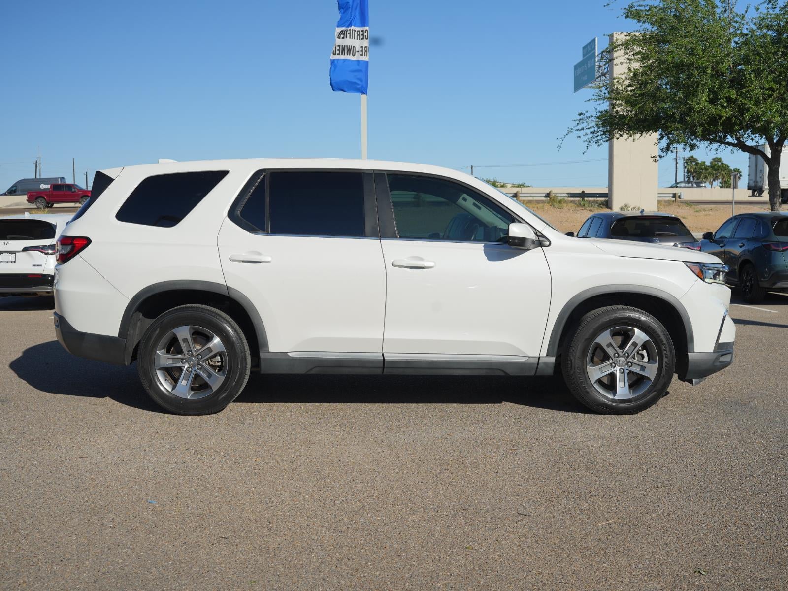 2023 Honda Pilot EX-L w/Rear Captain's Chairs