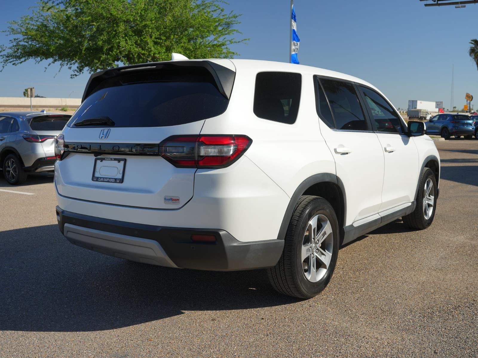 2023 Honda Pilot EX-L w/Rear Captain's Chairs