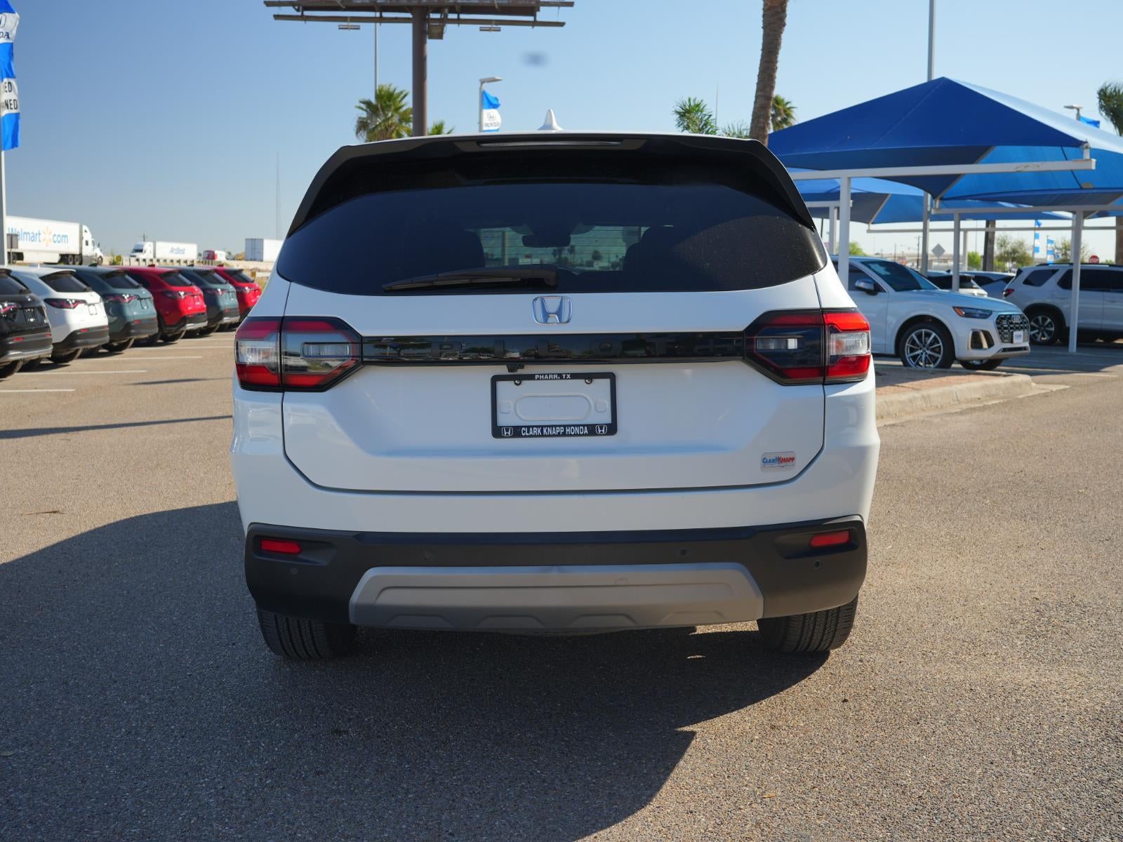 2023 Honda Pilot EX-L w/Rear Captain's Chairs