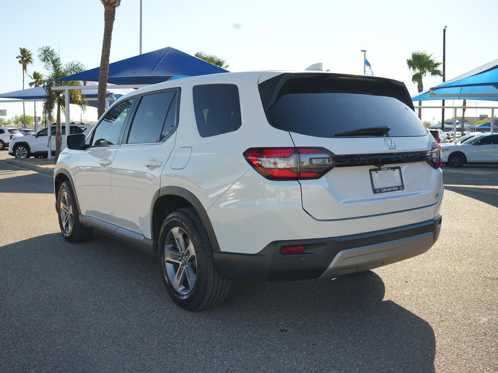 2023 Honda Pilot EX-L w/Rear Captain's Chairs