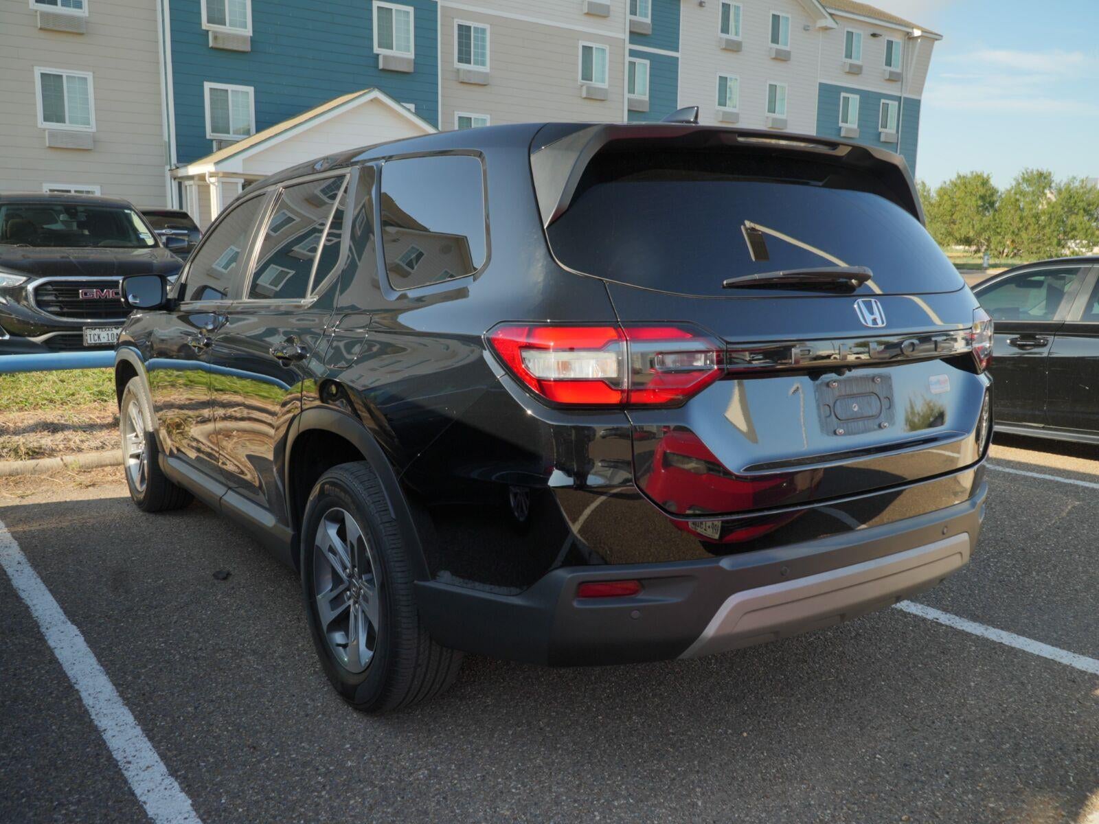 2024 Honda Pilot EX-L w/Rear Captain's Chairs