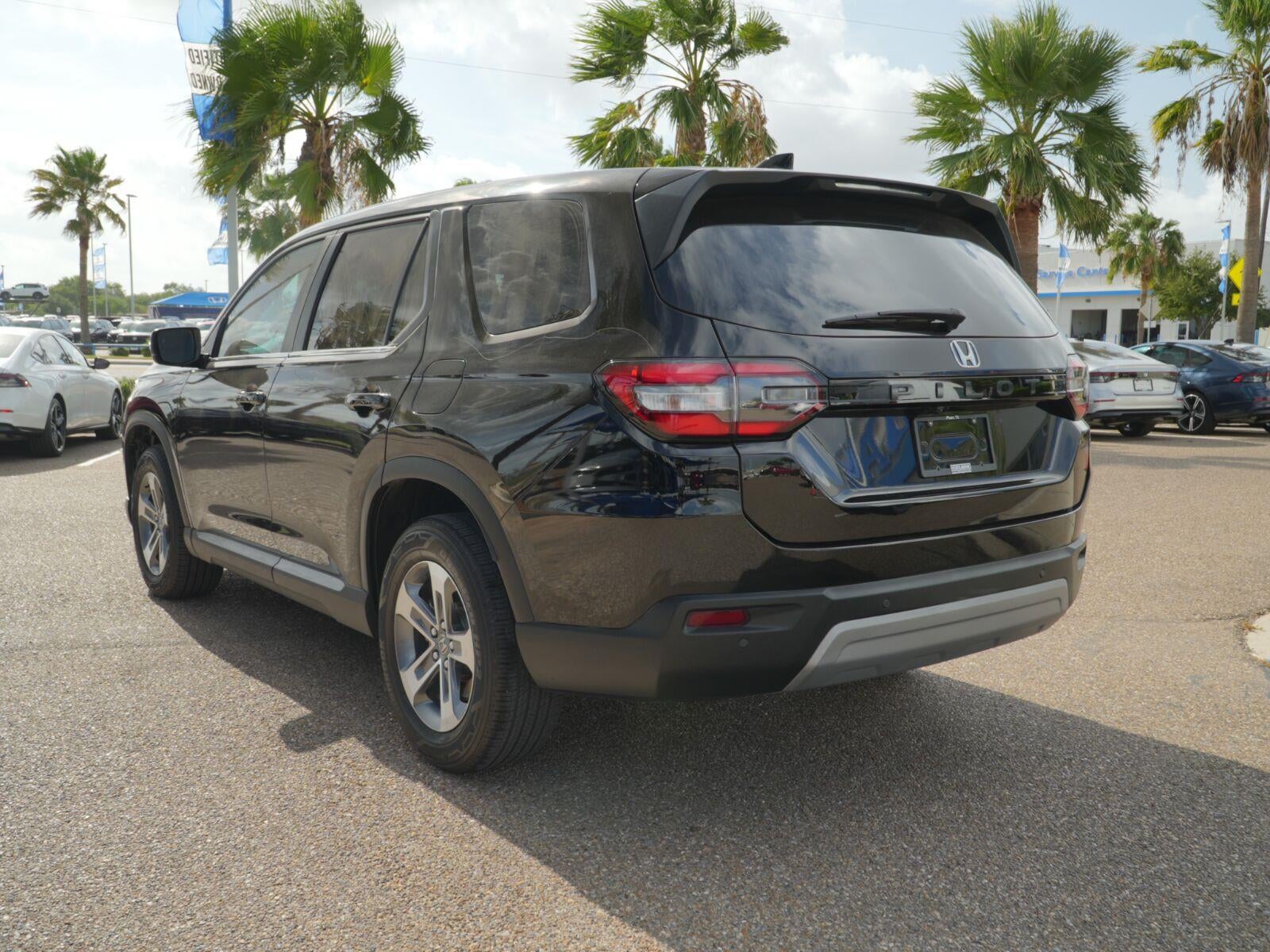 2023 Honda Pilot EX-L w/Rear Captain's Chairs