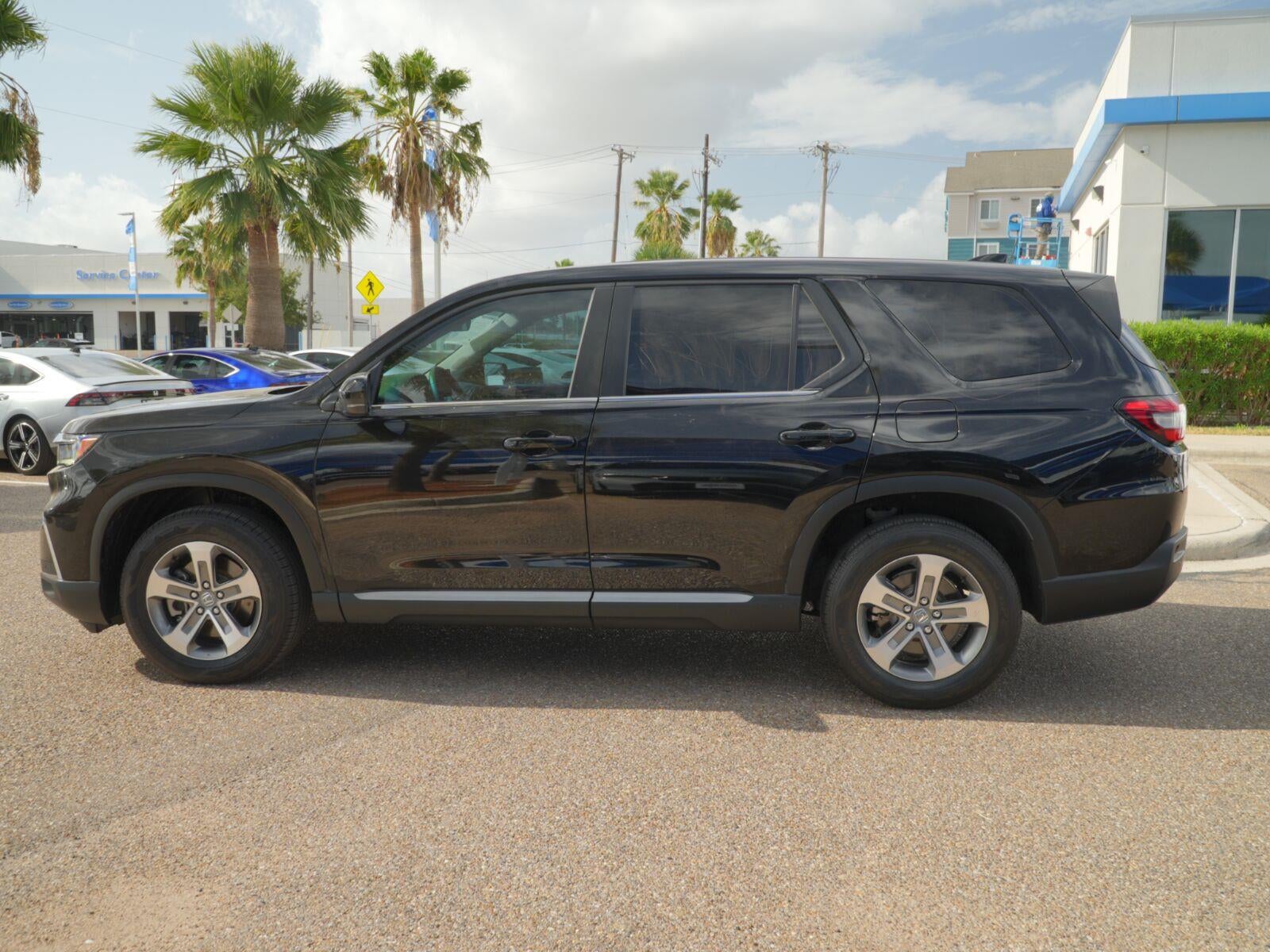 2023 Honda Pilot EX-L w/Rear Captain's Chairs