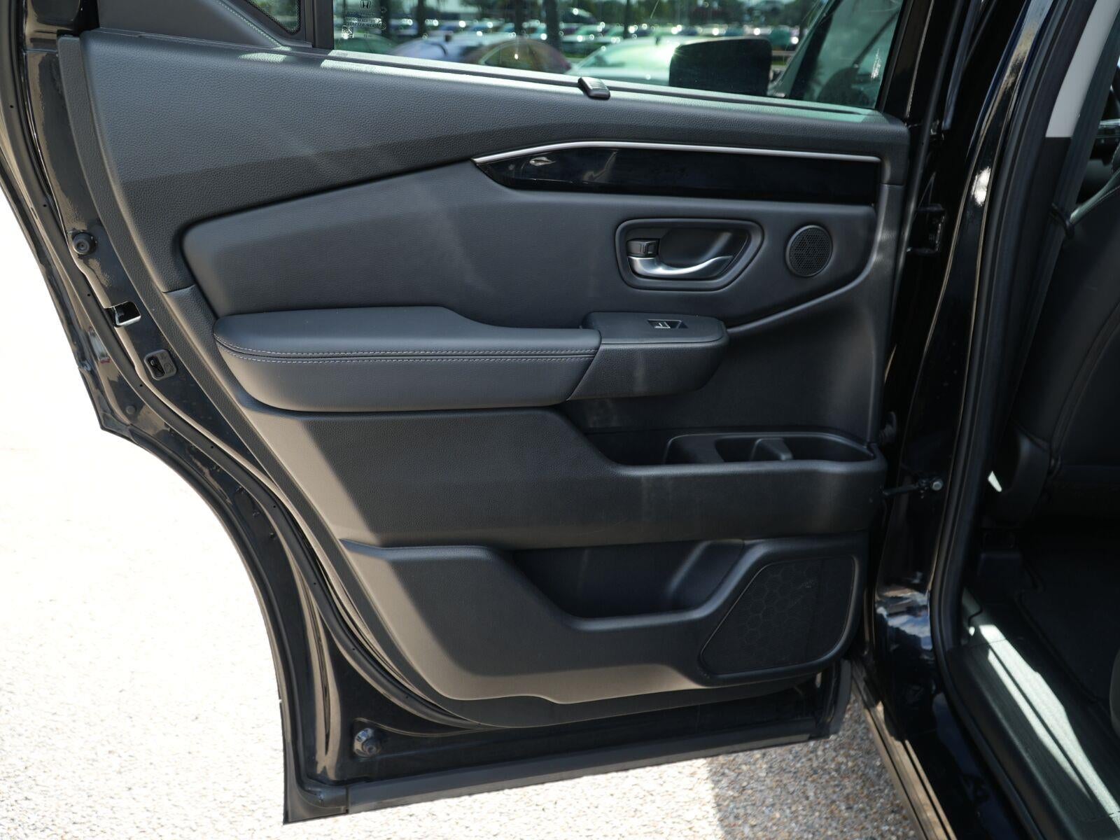2023 Honda Pilot EX-L w/Rear Captain's Chairs
