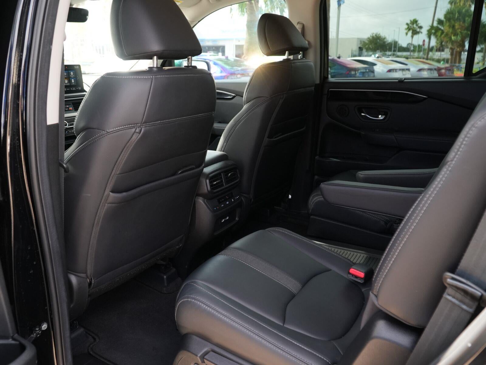 2023 Honda Pilot EX-L w/Rear Captain's Chairs