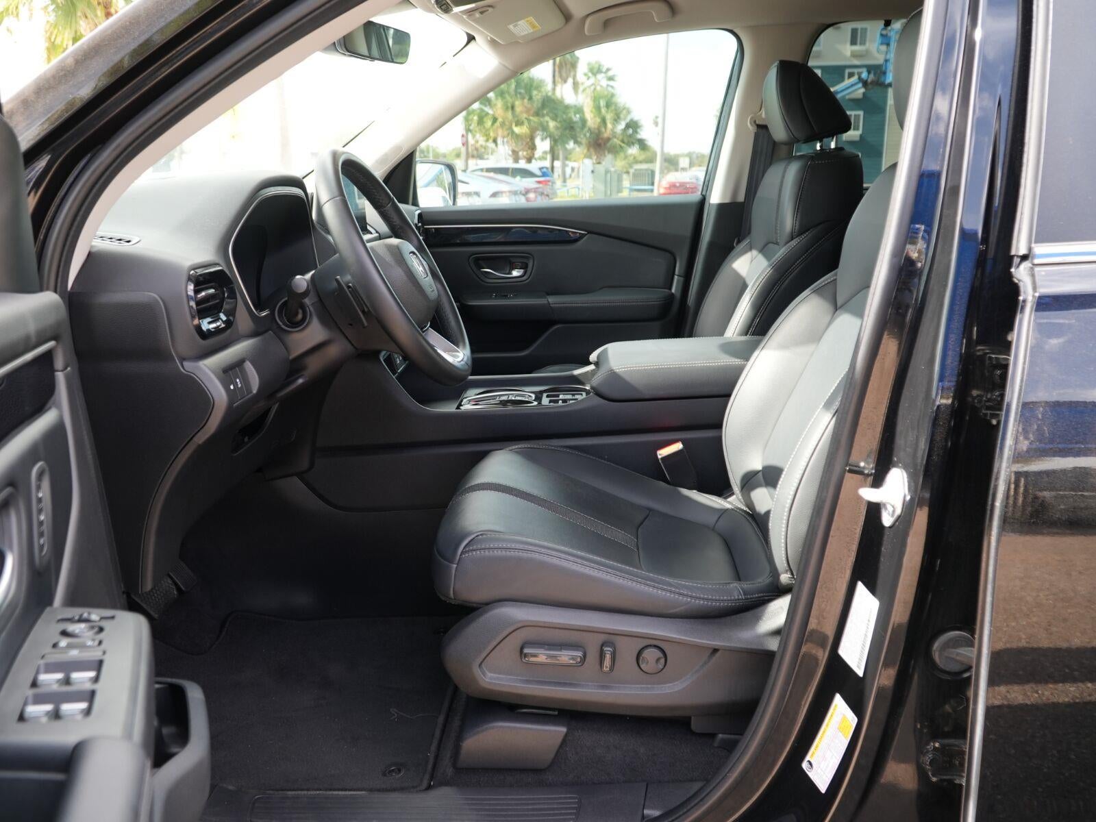 2023 Honda Pilot EX-L w/Rear Captain's Chairs