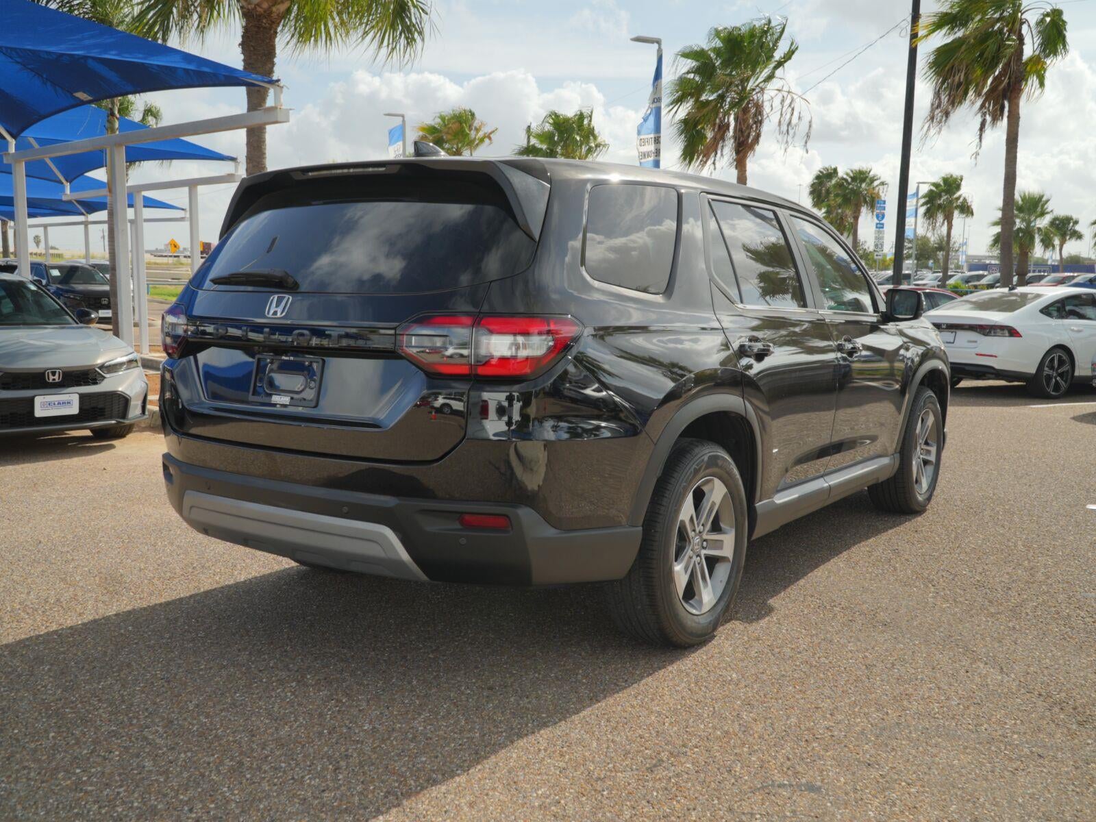 2023 Honda Pilot EX-L w/Rear Captain's Chairs