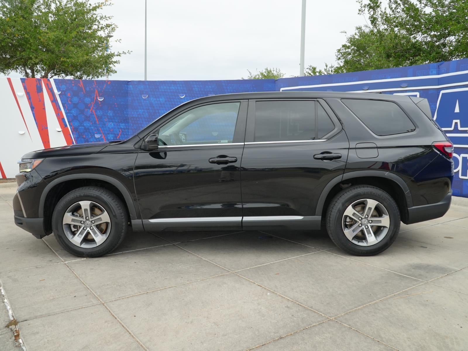 2023 Honda Pilot EX-L w/Rear Captain's Chairs