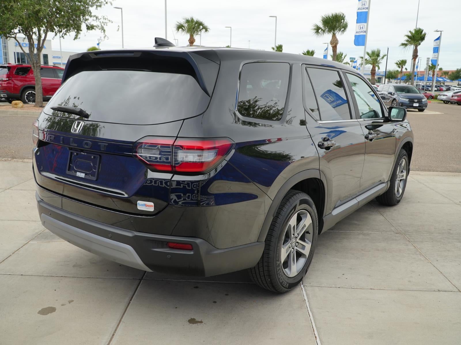 2023 Honda Pilot EX-L w/Rear Captain's Chairs