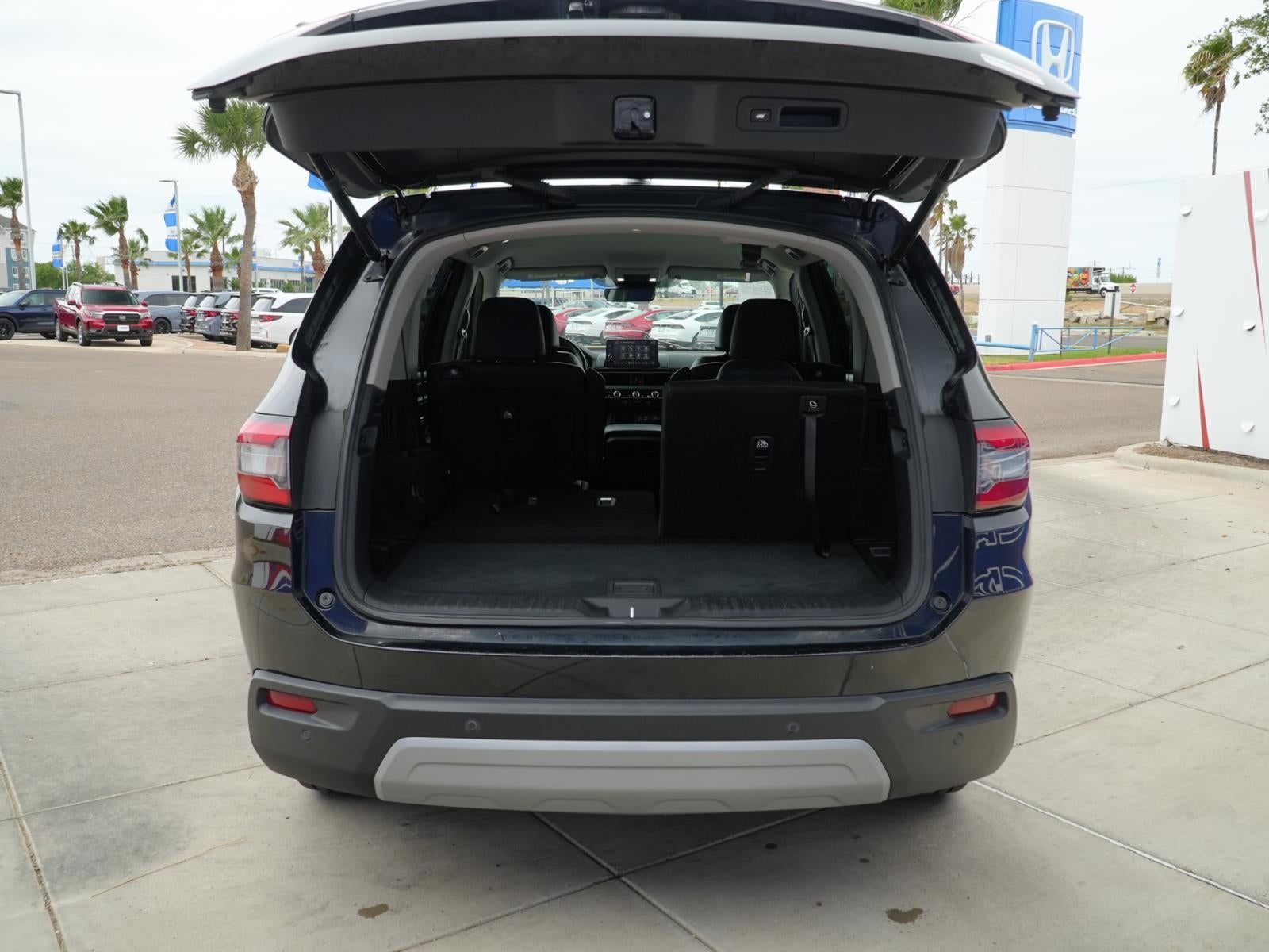 2023 Honda Pilot EX-L w/Rear Captain's Chairs