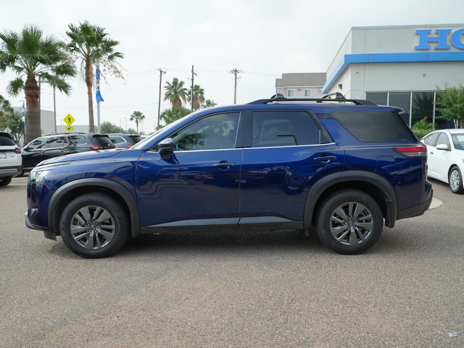 2024 Nissan Pathfinder SV