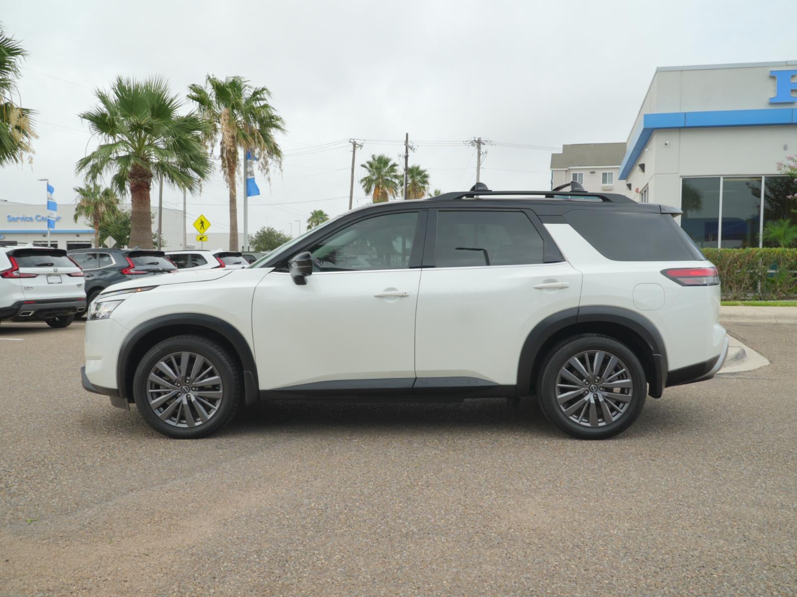 2023 Nissan Pathfinder SL