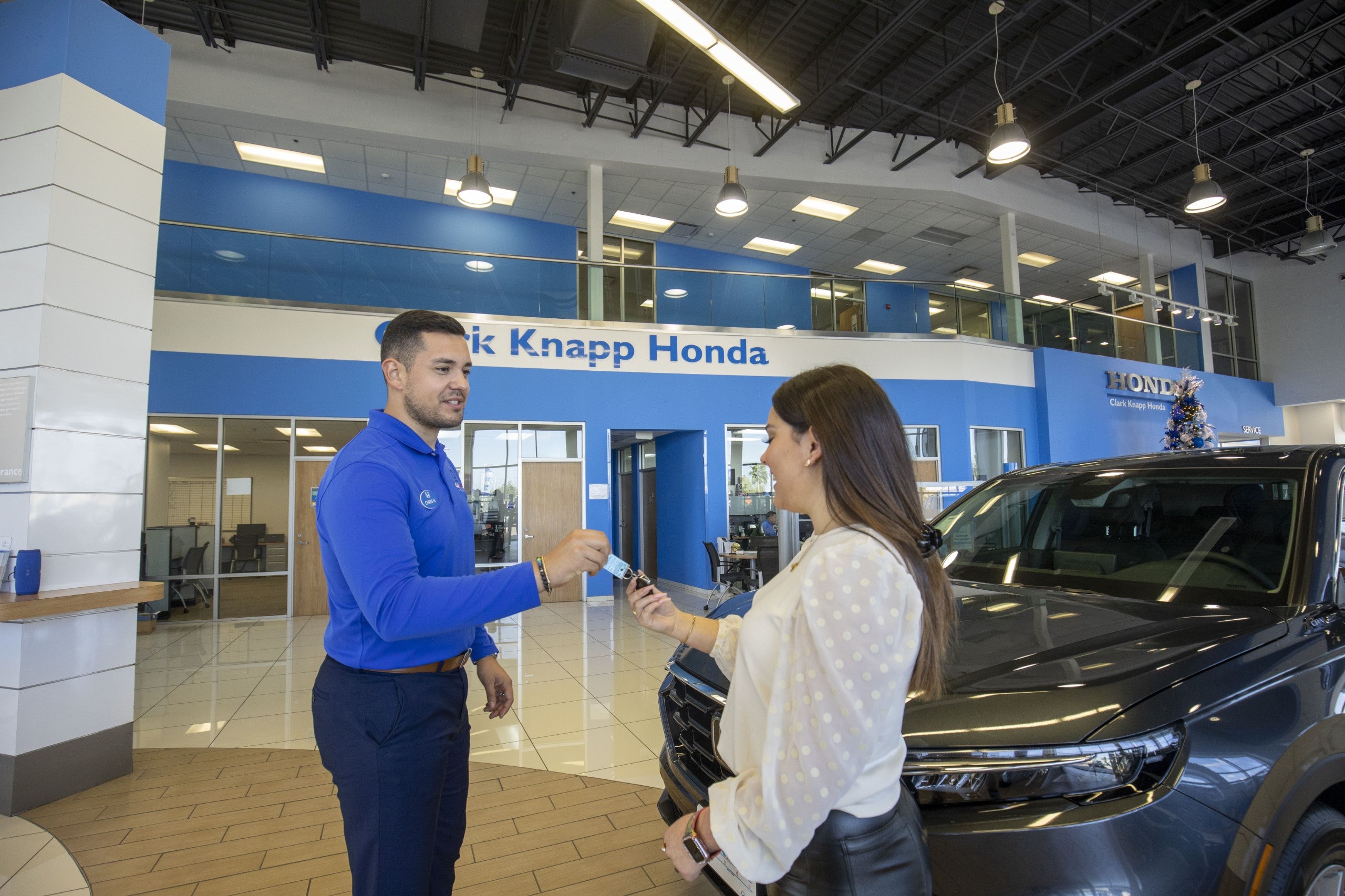 salesman handing keys to customer at Clark Knapp Honda in Pharr TX